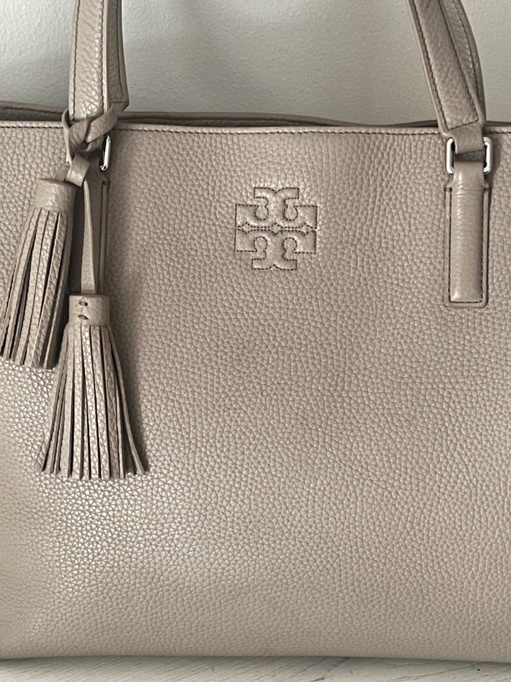 Tory Burch Thea Tote Pebble Leather Hobo Bag Taupe French Grey Tan Large - Picture 15 of 16